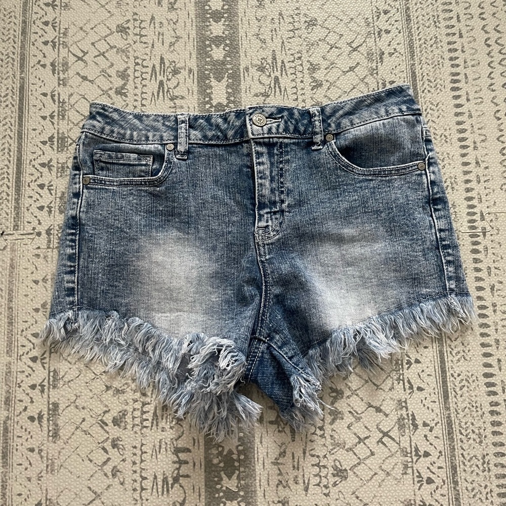 🌼clearance Altar’d State distressed jean shorts 28